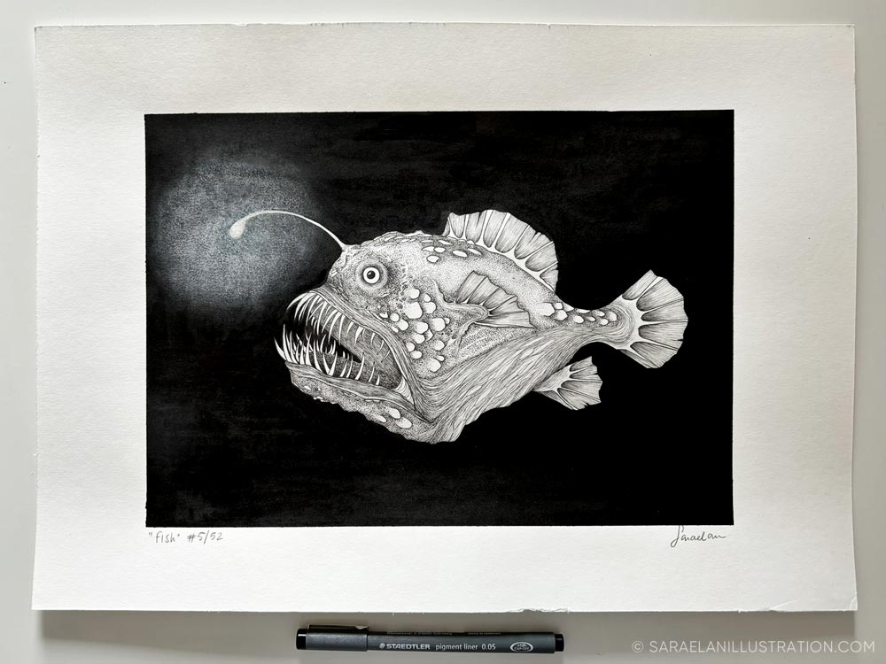 Disegno pesce abissale nel buio con luce della lanterna