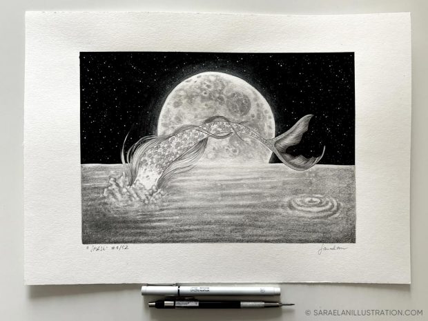 Disegno sirena con coda argentata che si tuffa in mare con luna piena e cielo stellato archetipo della sirena