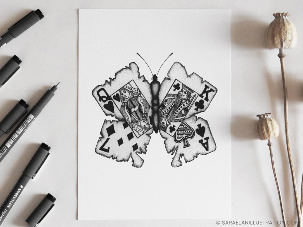 Disegno vintage di una farfalla con le ali fatte di carte da gioco