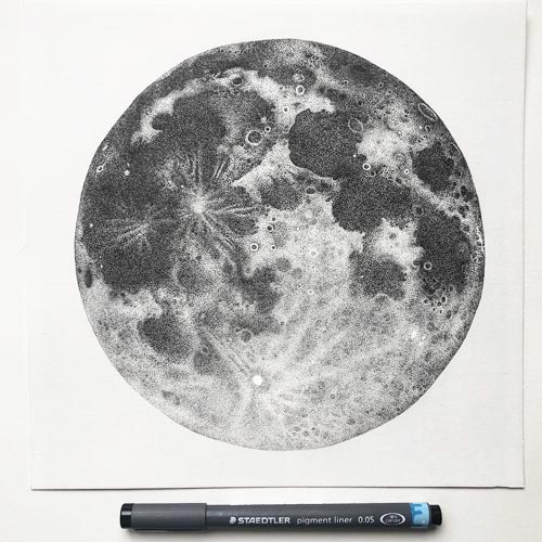 Luna piena disegnata a puntini in inchiostro con tecnica dotwork
