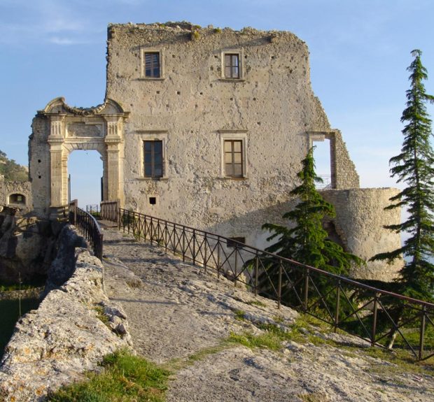 Ruderi del castello della valle di Fiumefreddo Bruzio